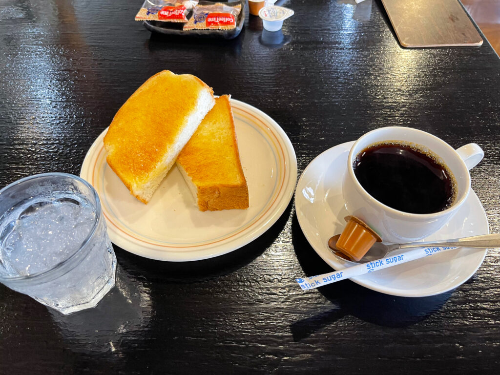 コーヒーとモーニングサービスのトースト