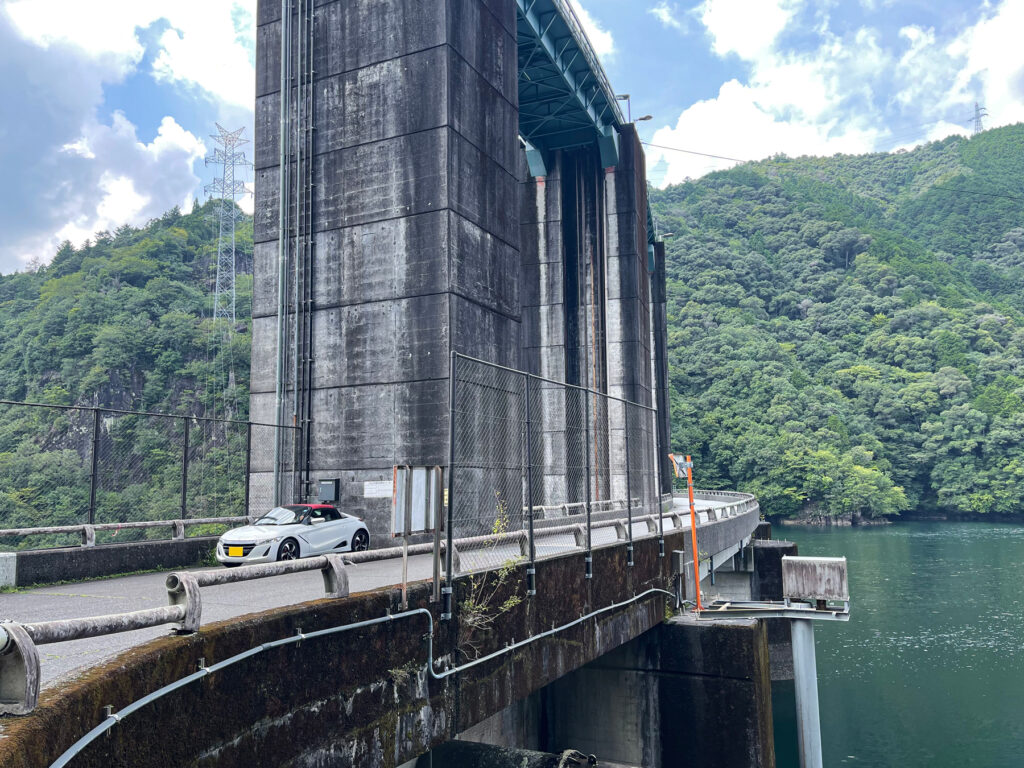 ダム上の道路を走って和歌山県に入ります。