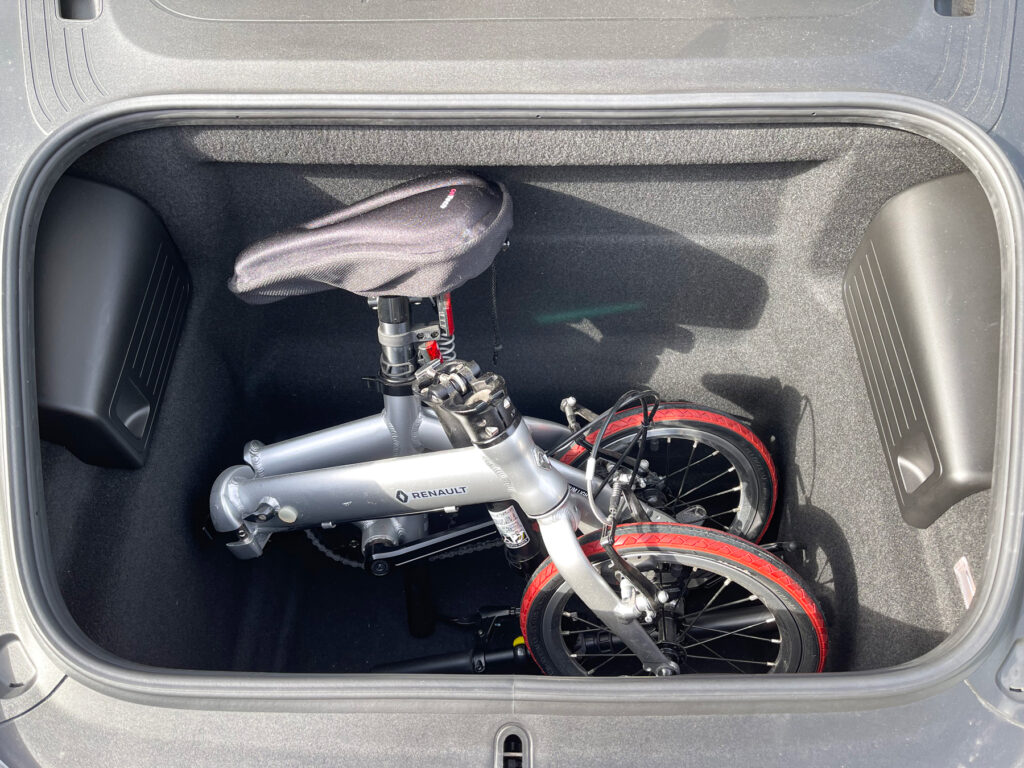 718ケイマンのフロントトランクに余裕で収まる折り畳み自転車