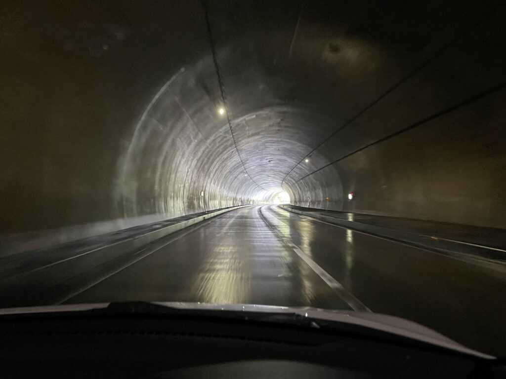 トンネル内は気温が下がり気持ちいい。