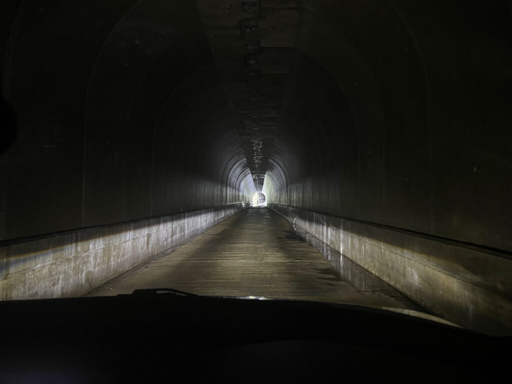 明かりのないトンネル