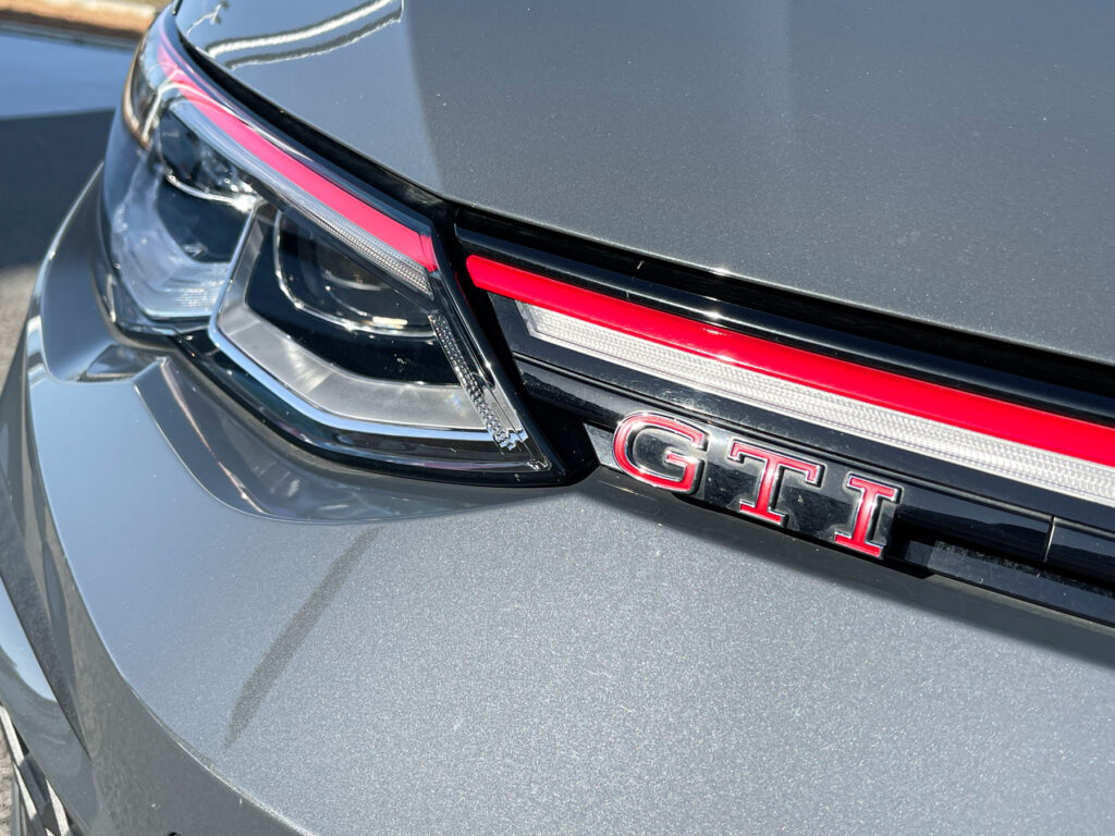 GTIシリーズ伝統の赤いラインとGTIのエンブレム