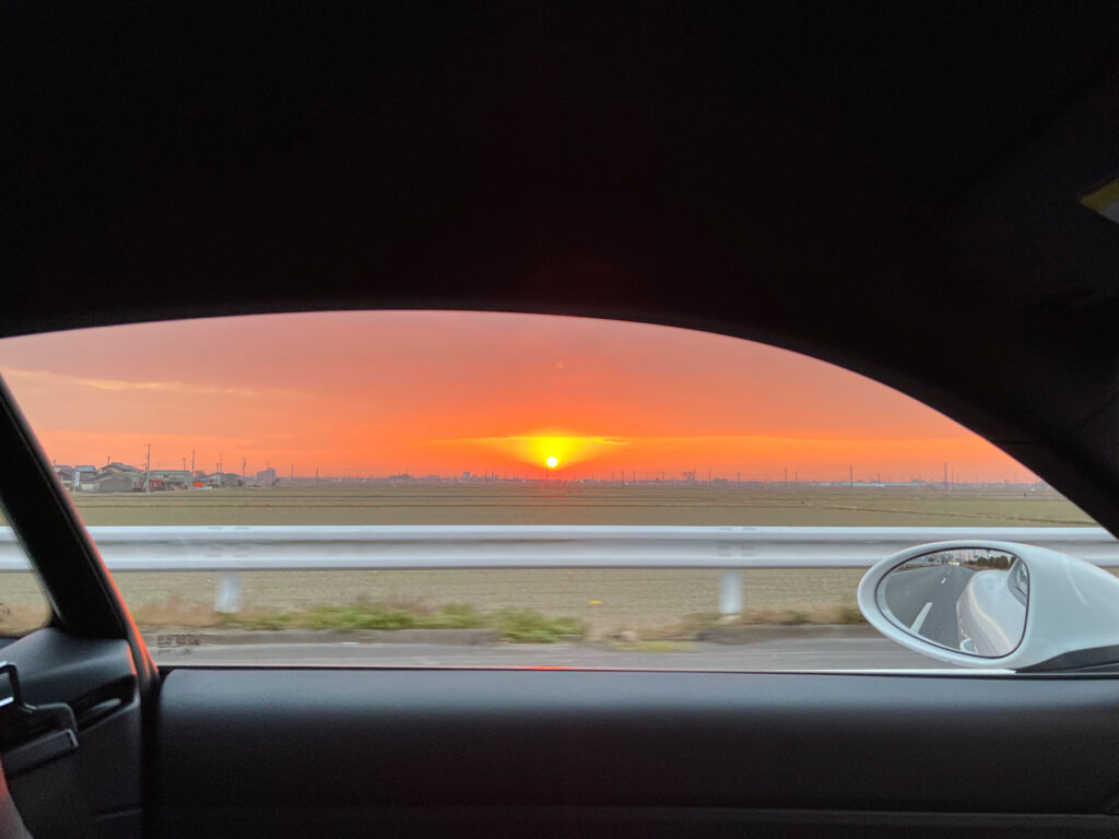 日の出を横目に見ながら早朝ドライブ