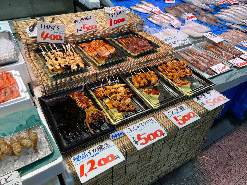 焼いてもらったものを買ってその場で食べることができるのは海鮮市場ならでは。