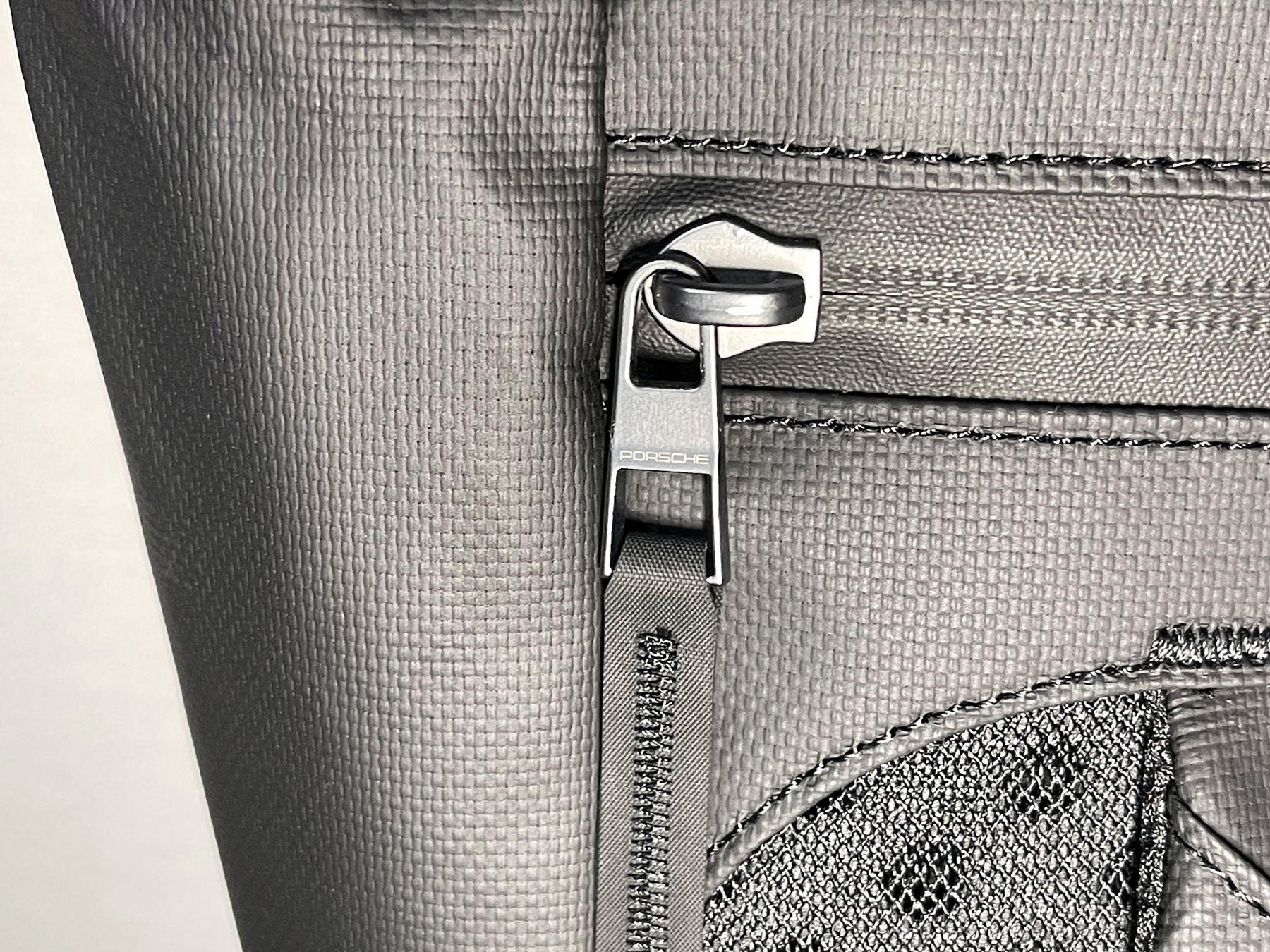 ポルシェグッズ】Rucksack718Blackを購入しました！ - 白いポルシェと