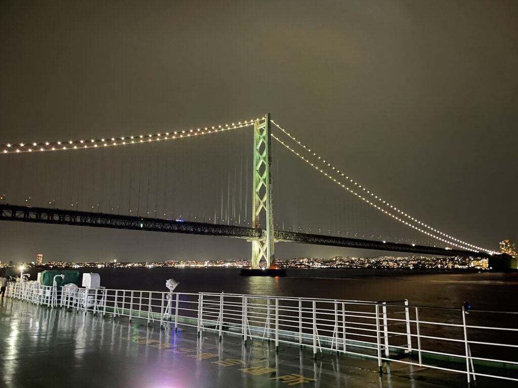 ライトアップされた明石海峡大橋