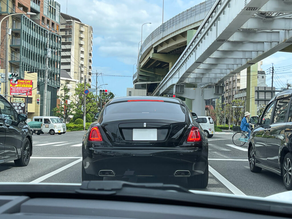 北九州市内でロールスロイスの後ろに着く。緊張が奔るっ！