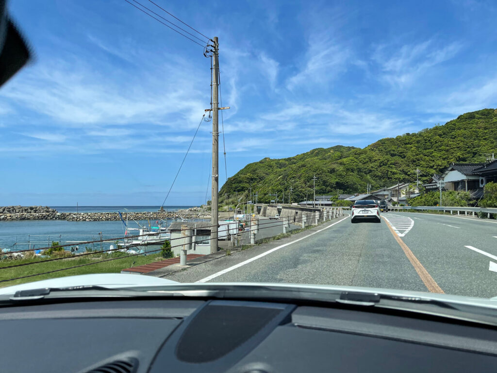 山口県の西の海岸線をドライブ。空の蒼と海の青が素晴らしい。