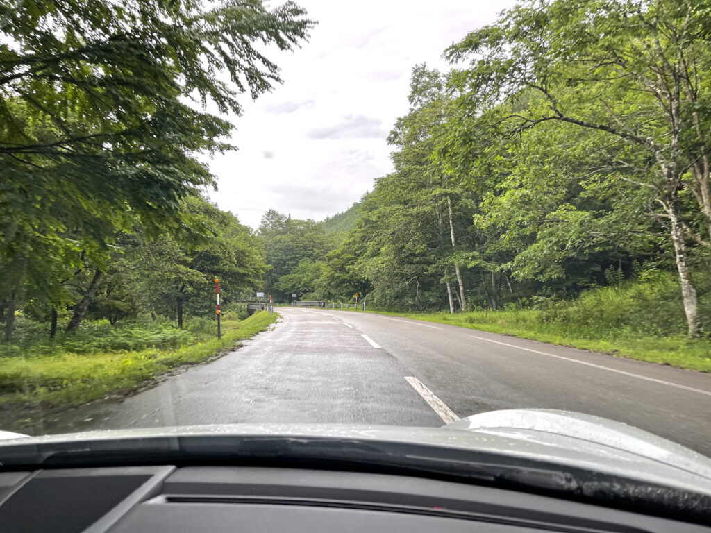 雨に濡れたせせらぎ街道を走る。