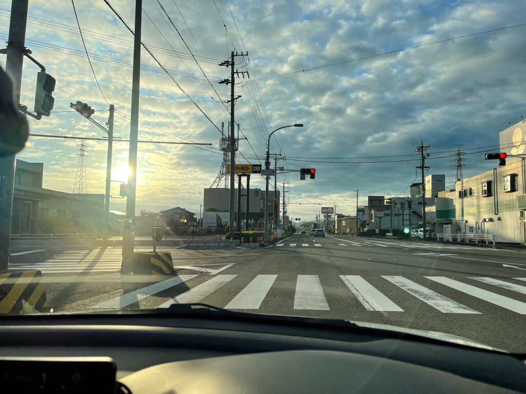 平日朝の街中。