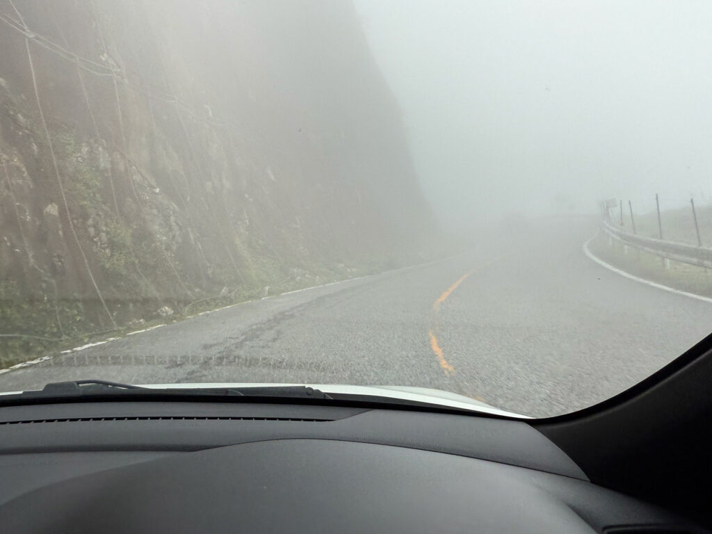 雲の中は視界が真っ白。