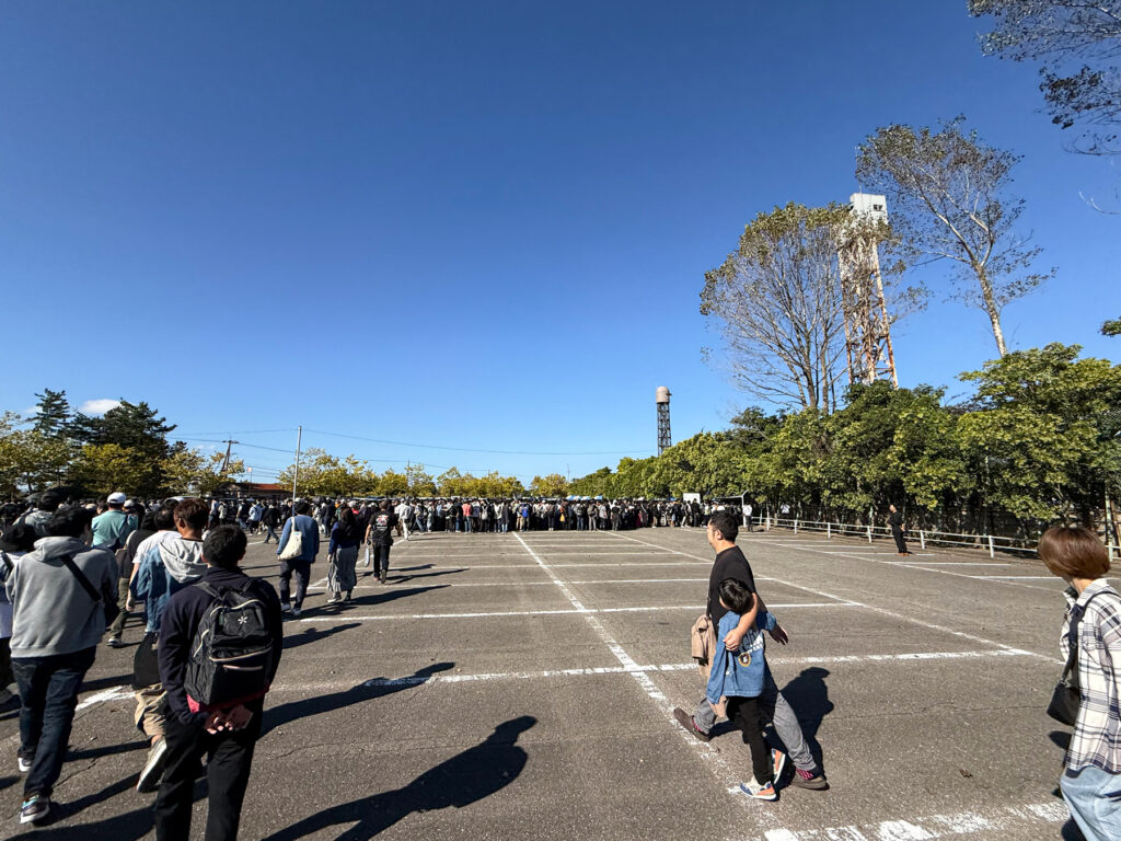 入場待ちはまさに長蛇の列、いや長蛇の塊。駐車場まで続いてます。
