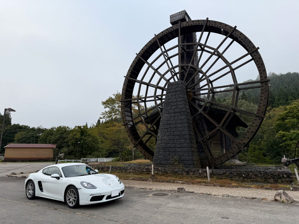 岐阜→金沢の往路で撮影した愛車とくるる荘川水車のツーショット