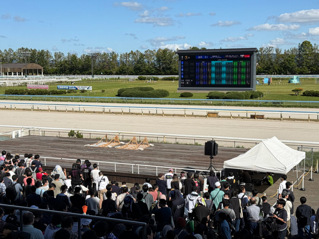 声優トークショーが行われるスタンド前ステージ