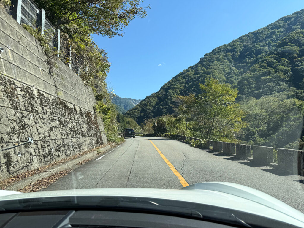 山間を縫うように走る峠道