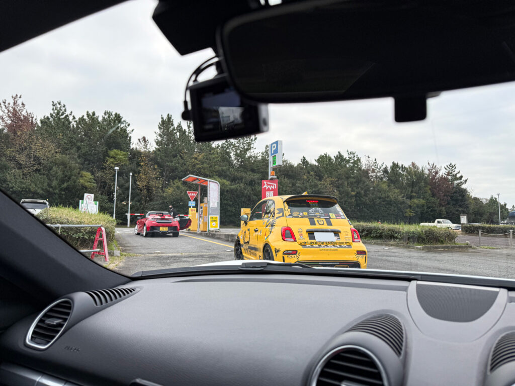 会場の駐車場に次々と趣味車が入場していく。

