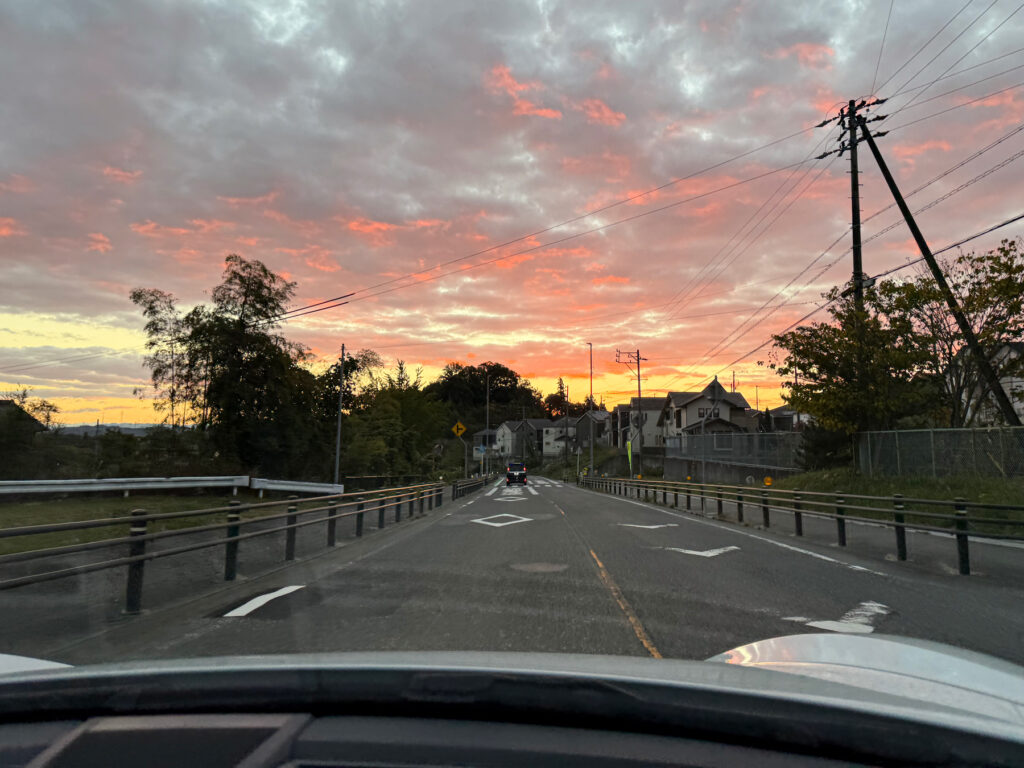 夜明けに向かって東側に走る。