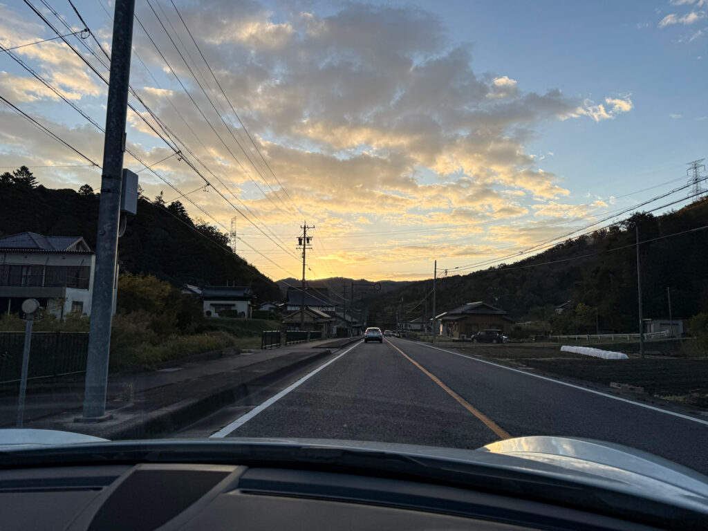 完全に日が昇る前に香嵐渓付近まで来ました。