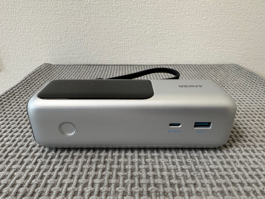 側面にディスプレイ表示切替ボタンとUSB-C、USB-Aポートが1つずつ
