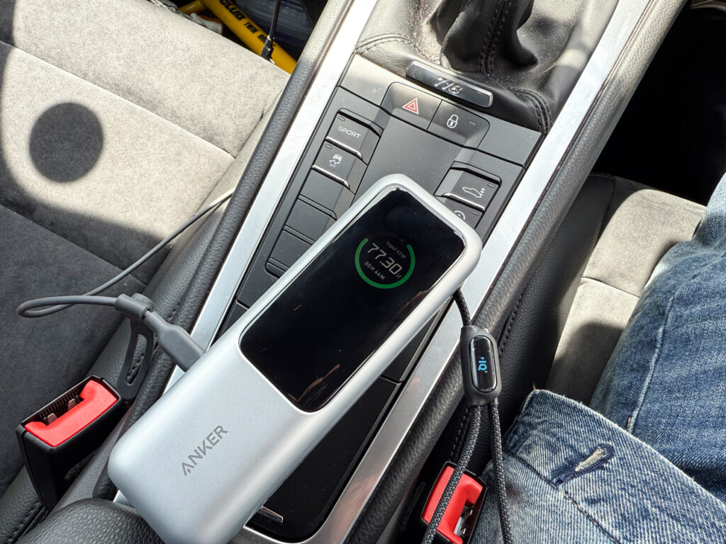 愛車のアクセサリーソケットから67Wを取り出し充電中