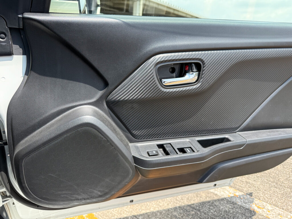 運転席ドアの内側。スピーカー部に擦り傷多数。