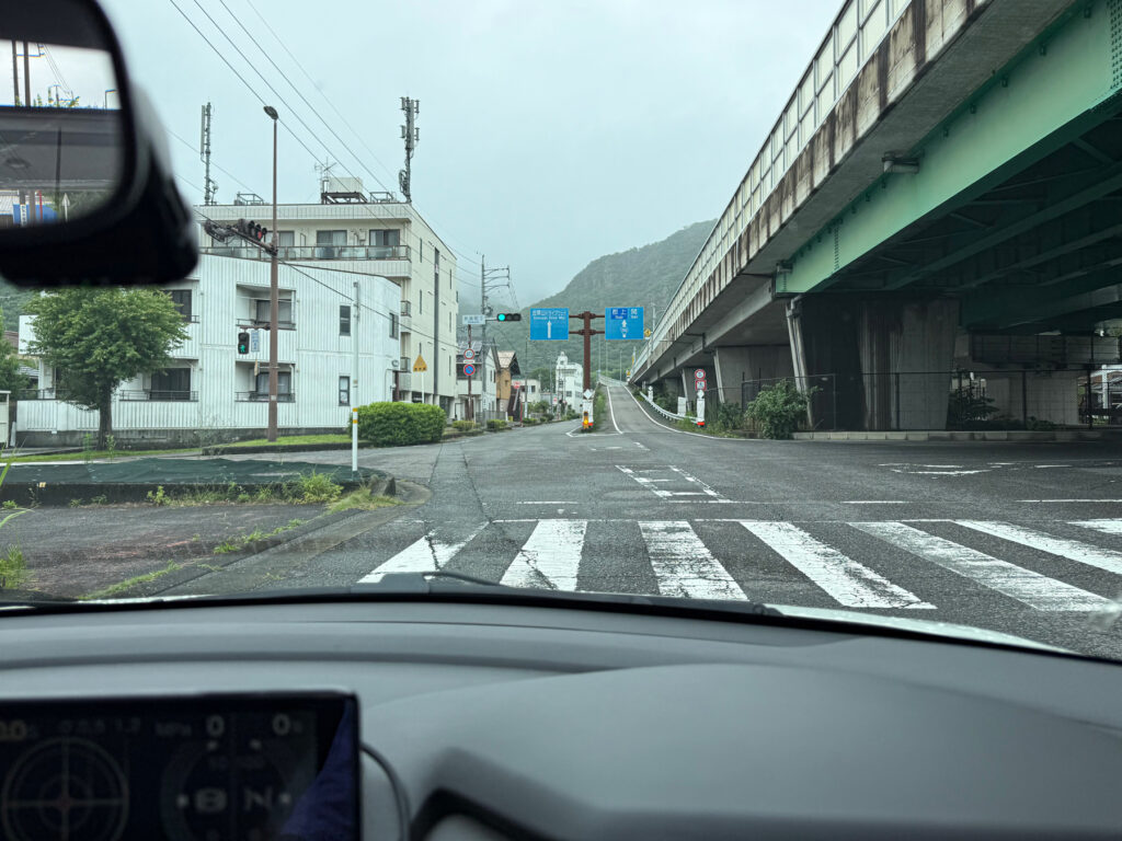 側道を2回入っていく必要あり