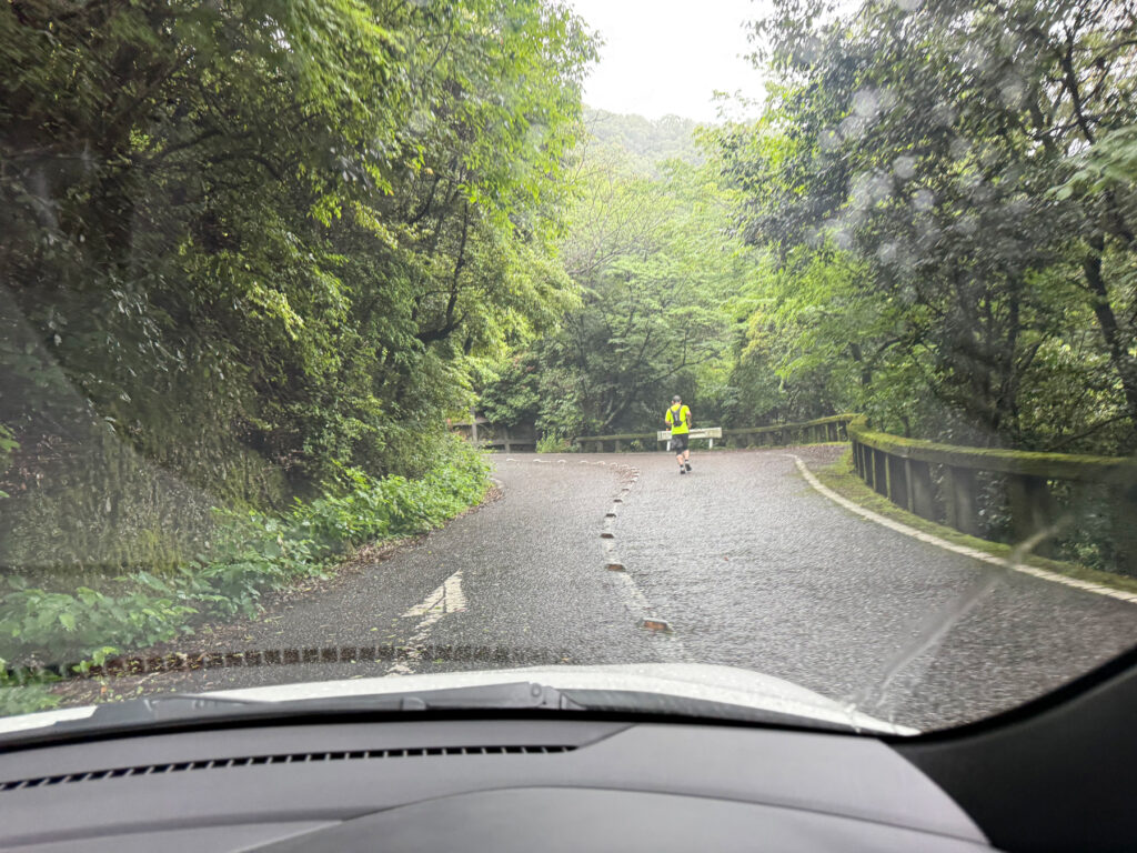 小雨が降る中でジョギングする人も
