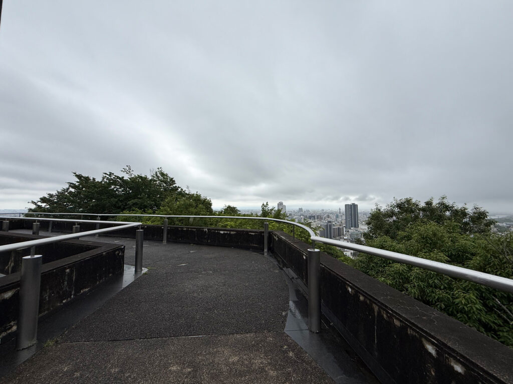 手すりがあるだけで遮るものが何もない展望台