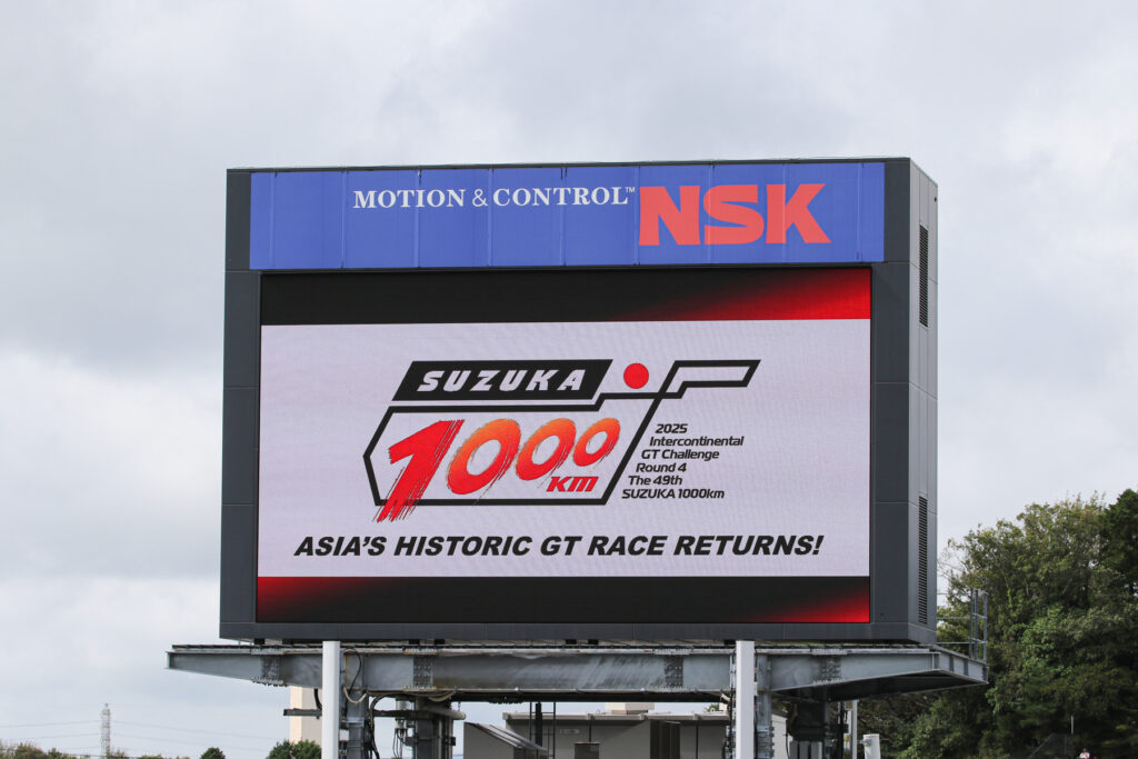 鈴鹿サーキットの大型ビジョンに映し出された、2025年インターコンチネンタルGTチャレンジ第4戦 SUZUKA 1000kmの公式ロゴ。「ASIA'S HISTORIC GT RACE RETURNS!」という歓迎のメッセージも表示されている。