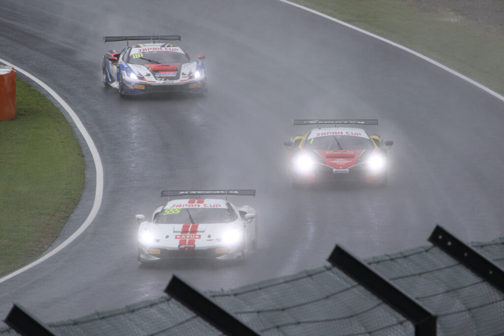 雨が降る中行われる Japan Cup Race1