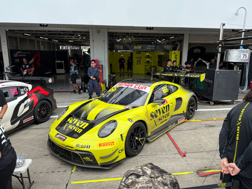 ピットウォーク中に唯一撮れたポルシェ、No.666 seven x seven Racing/Porsche 911 GT3 R
