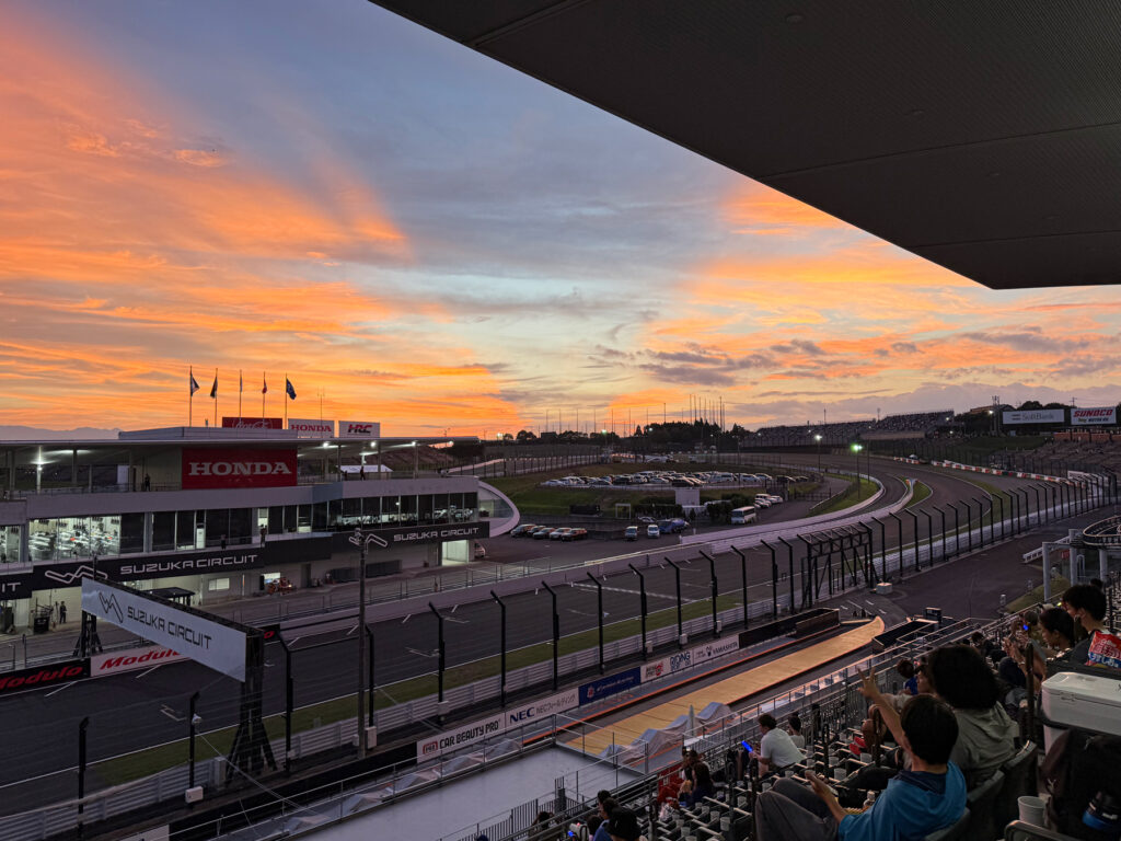 夕方と夜が綺麗に分かれた綺麗な空