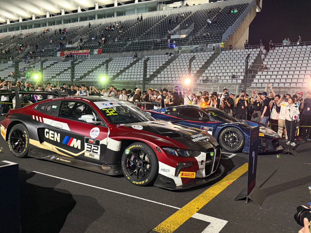 優勝したNo.32 Team WRT/BMW M4 GT3 EVOと
3着のNo.2 Johor Motorsports JMR/Chevrolet Corvette Z06 GT3.R