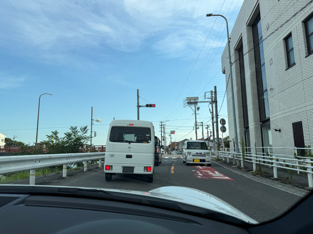 混雑する街中を南下して名古屋港フェリーターミナルを目指す
