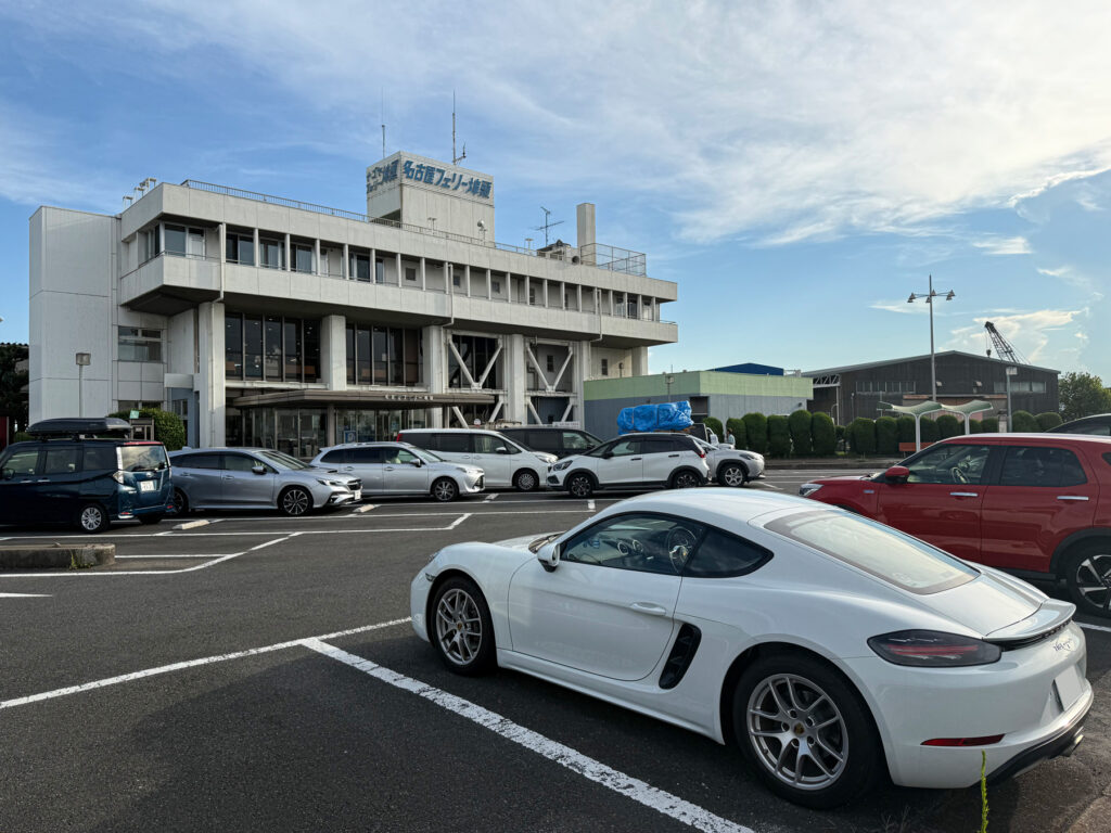 先ずは駐車場にクルマを停めて建物内で手続きをします