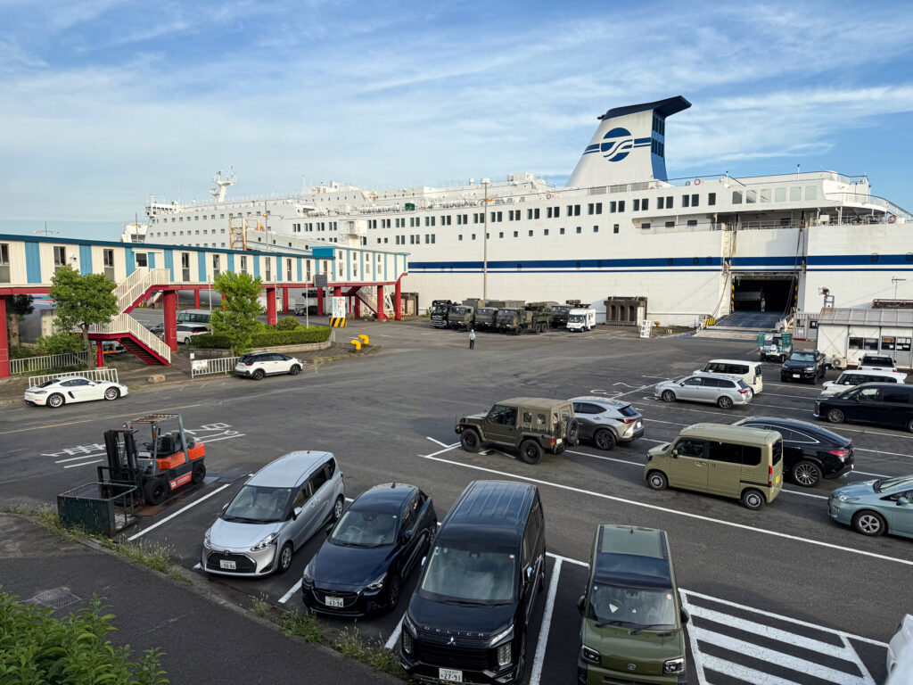 フェリーターミナル2Fからの景観（左端にうちのケイマン）