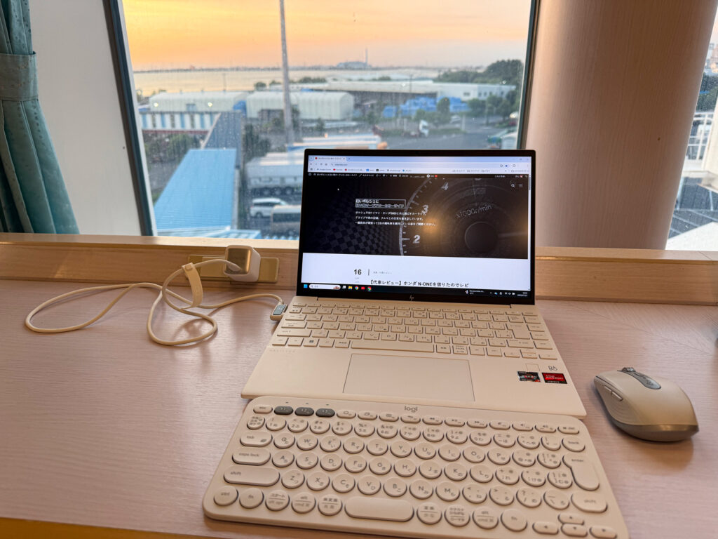 混線とのある共用スペースで持ってきたノートPCを開く