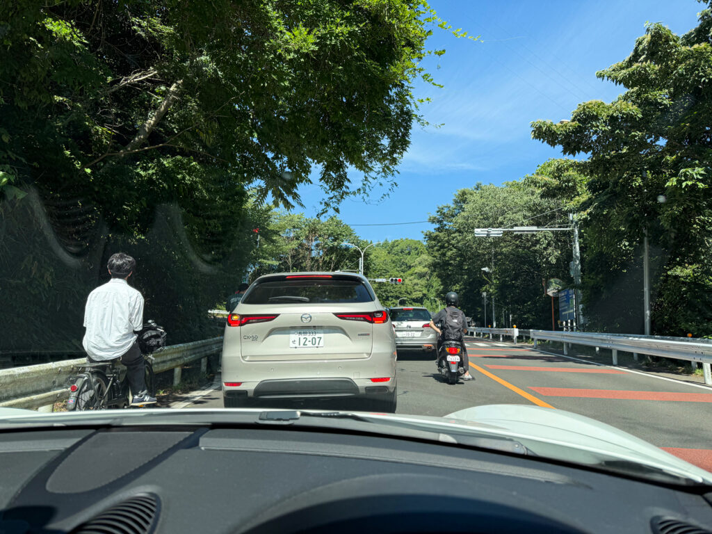 青葉山公園への坂道での渋滞の様子。