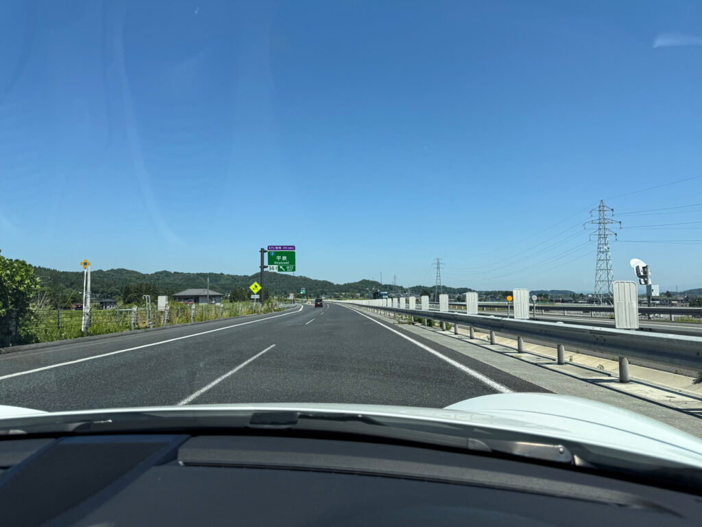 運転中のポルシェ718ケイマンの車内から見た東北自動車道の風景。