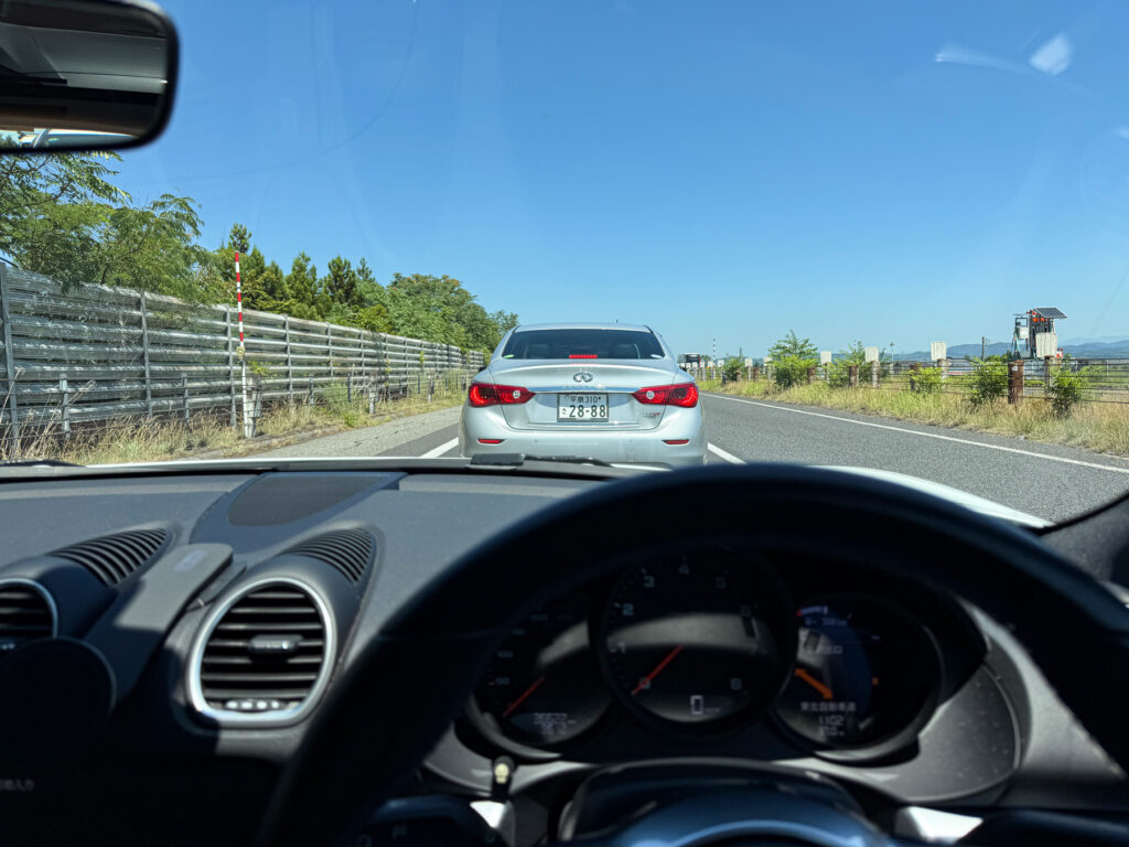 運転中のポルシェ718ケイマンの車内からの風景。突然の渋滞で完全に停まってしまう。
