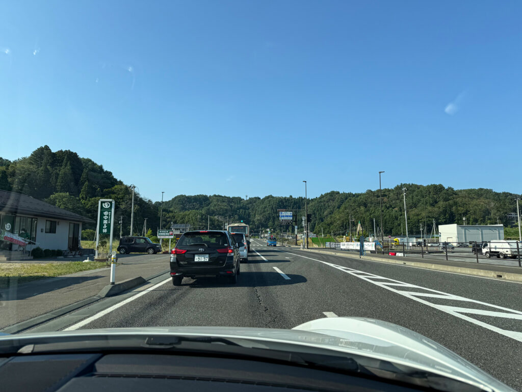 開けた空に雲一つない青空が映えます。