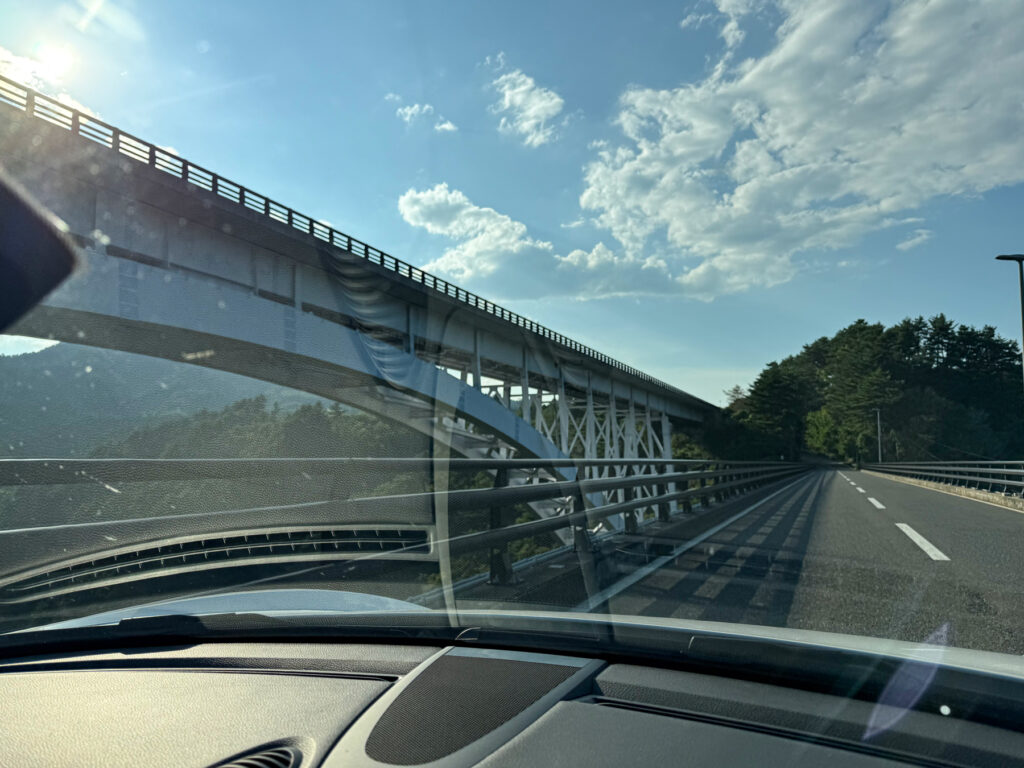 白い構造物が美しい思案坂大橋
向こうも手前も国道45号