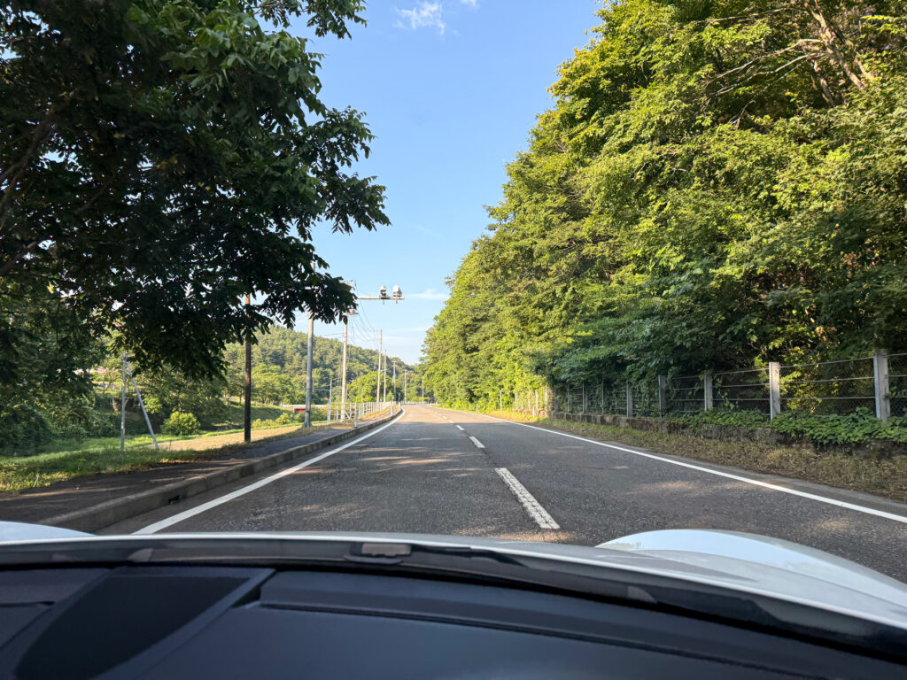 長閑で美しい道をポルシェでドライブ。至福の時です。