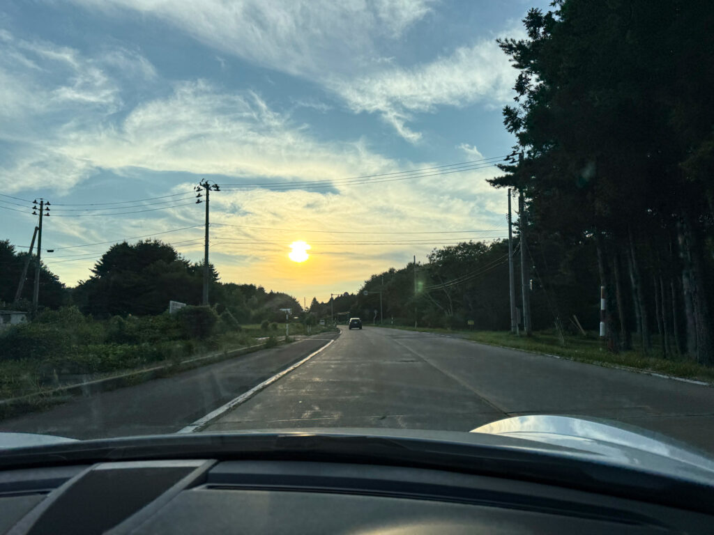 陽が暮れ始めると他の車ともちらほら遭遇し始めました。