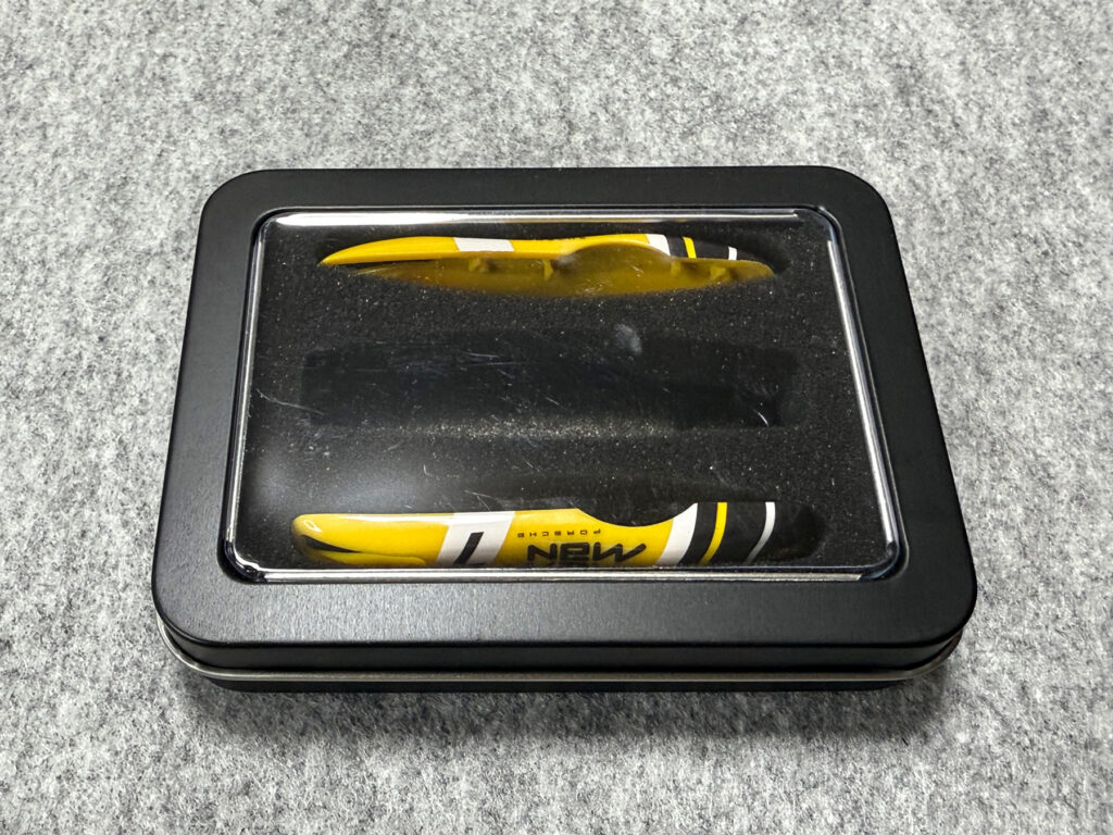 金属製の缶ケースに入った状態のキーカバー