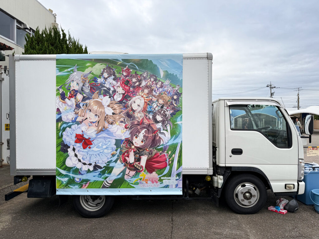 4周年キービジュアルが飾られたトラック