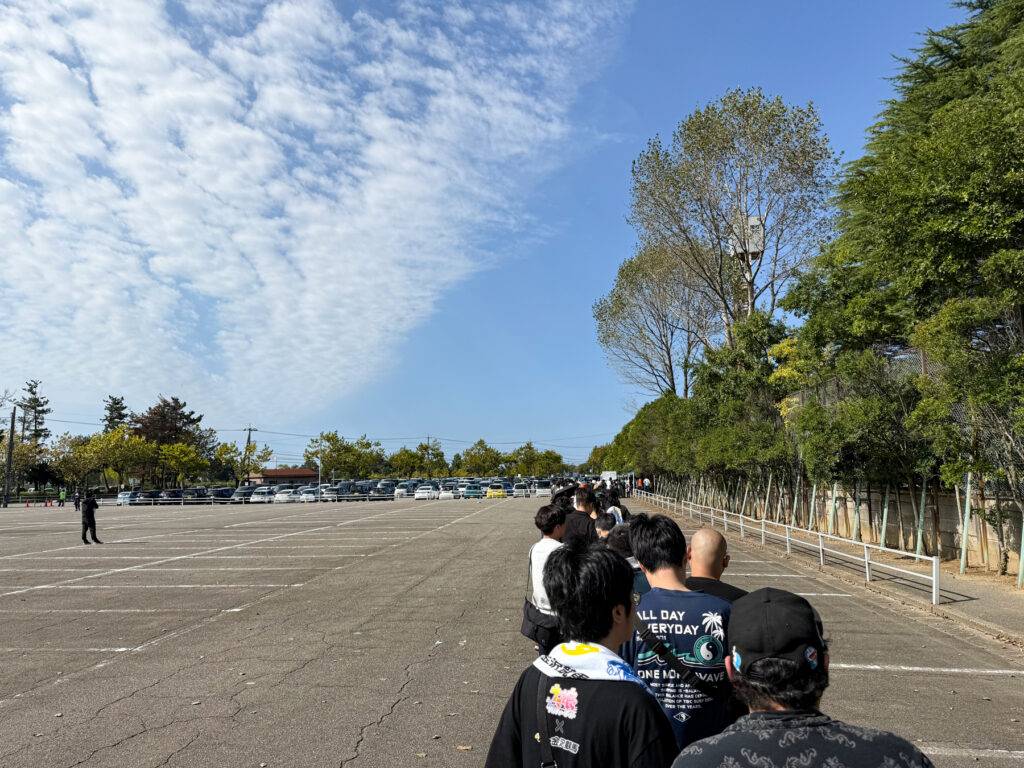 開門前は長蛇の列