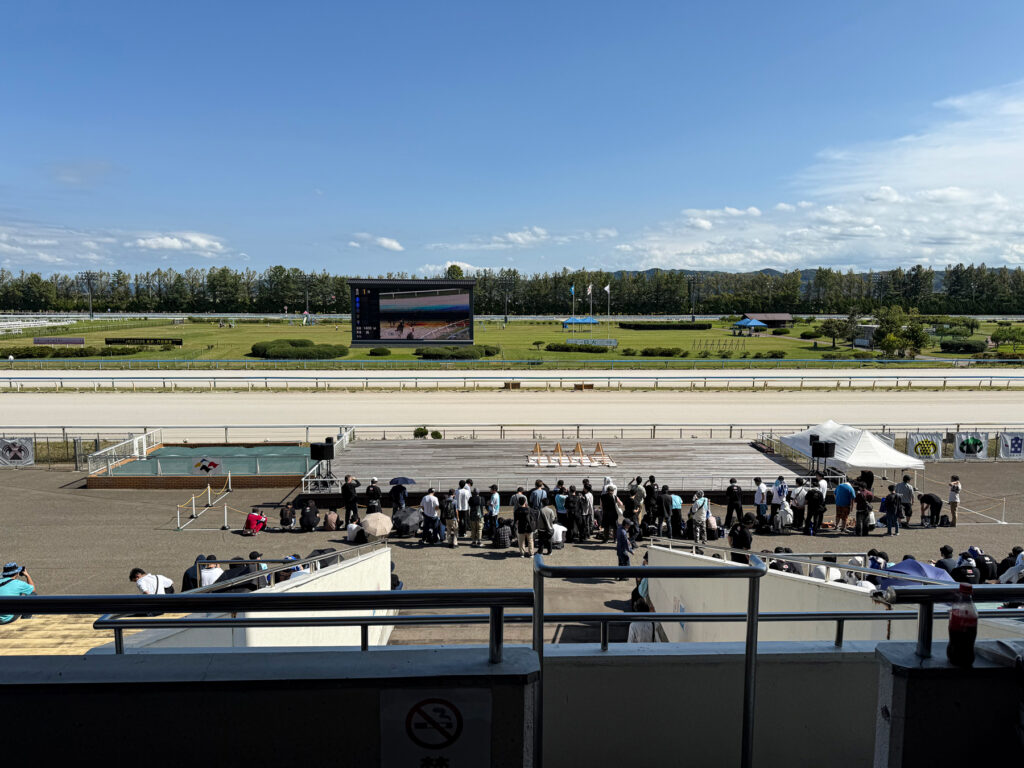 ここからスタンド席で腰を据えて競馬観戦モードに入ります。