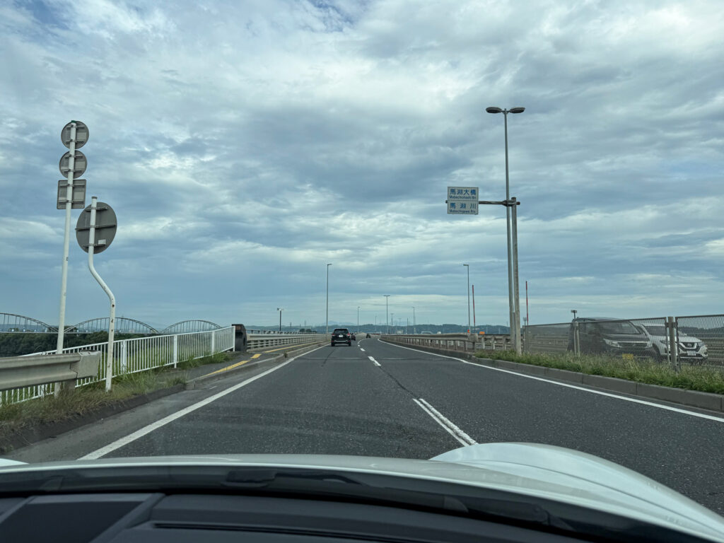 八戸市内にある「馬淵川」に架かる馬淵大橋を通過