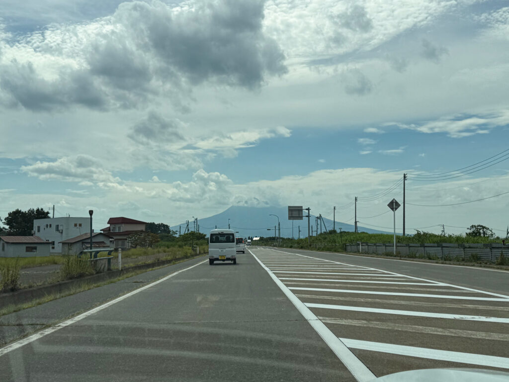 行く先に見える雄大な岩木山